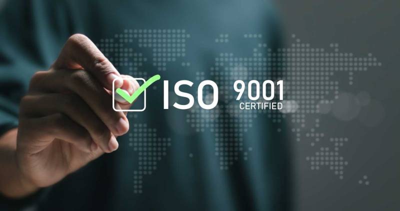 Audit ISO 9001 en entreprise illustrant les étapes influençant le coût d’une certification ISO 9001 : analyse des processus, revue du système de management de la qualité et échanges entre auditeur et équipe qualité dans le cadre d’une démarche de certific