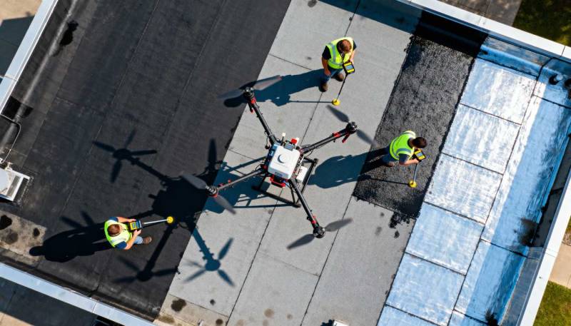 Inspection de toiture par drone réalisée par une équipe d’inspecteurs, illustrant les exigences d’indépendance, de sécurité et de fiabilité selon la norme ISO 17020